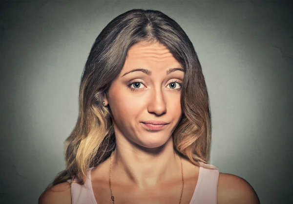 Molesta disgustada joven escéptica mirándote — Foto de Stock