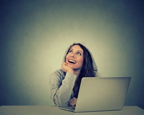 Mujer feliz pensativa con un portátil mirando hacia arriba soñando despierto —  Fotos de Stock