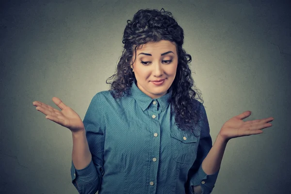 Guardando donna braccia fuori spalle spalle spalle che si preoccupano così quello che non so — Foto Stock