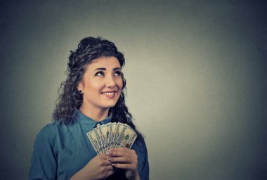 mutlu başarılı iş kadını para dolar tutan el ararken faturaları