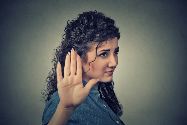 Ung irriterad arg kvinna med dålig inställning ger prata till hand gest — Stockfoto