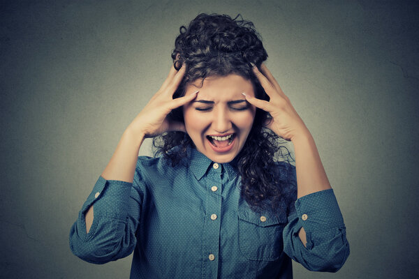 расстраиваемая молодая женщина кричит
