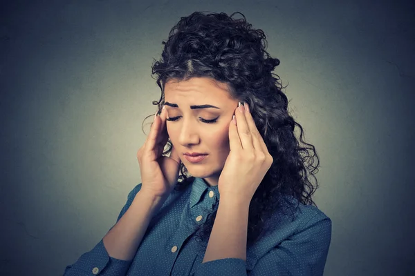 Triste giovane donna con espressione viso preoccupato stressato avendo mal di testa — Foto Stock
