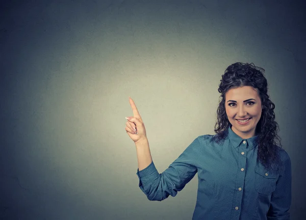 Attractive young woman pointing at blank copy space — Stock Photo, Image