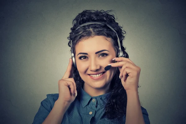 Счастливая улыбчивая жизнерадостная телефонистка в наушниках — стоковое фото