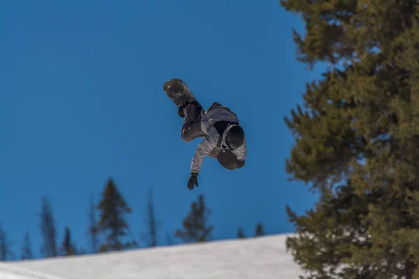 Snowboarder Τραβώντας Κόλπα Στις Πλαγιές Colorado Rockies — Φωτογραφία Αρχείου