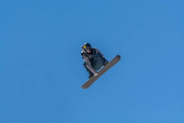 Snowboarder Τραβώντας Κόλπα Στις Πλαγιές Colorado Rockies — Φωτογραφία Αρχείου