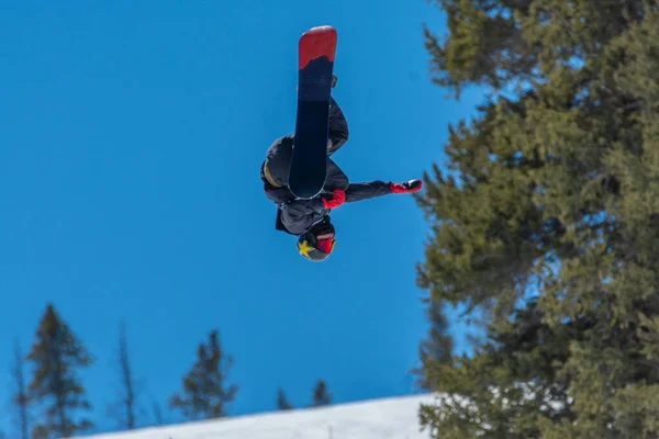 Snowboarder Τραβώντας Κόλπα Στις Πλαγιές Colorado Rockies — Φωτογραφία Αρχείου