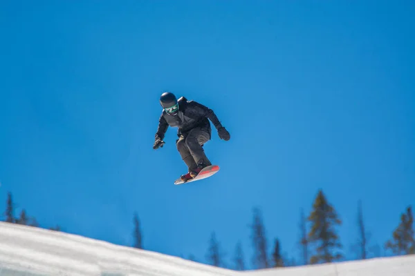 Snowboarder Τραβώντας Κόλπα Στις Πλαγιές Colorado Rockies — Φωτογραφία Αρχείου