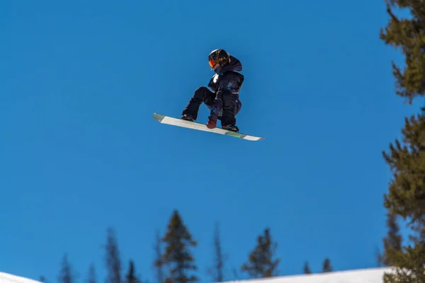 Snowboarder Τραβώντας Κόλπα Στις Πλαγιές Colorado Rockies — Φωτογραφία Αρχείου