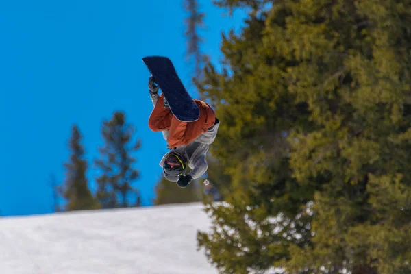 Snowboarder Τραβώντας Κόλπα Στις Πλαγιές Colorado Rockies — Φωτογραφία Αρχείου