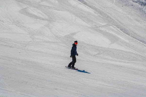 Colorado Kayalık Yamaçlarında Snowboardcu — Stok fotoğraf