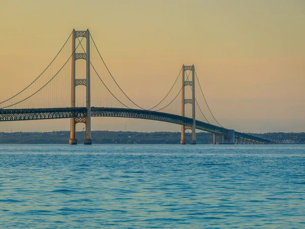 Mackinac Köprüsü 'nde yaz günbatımı - Michigan