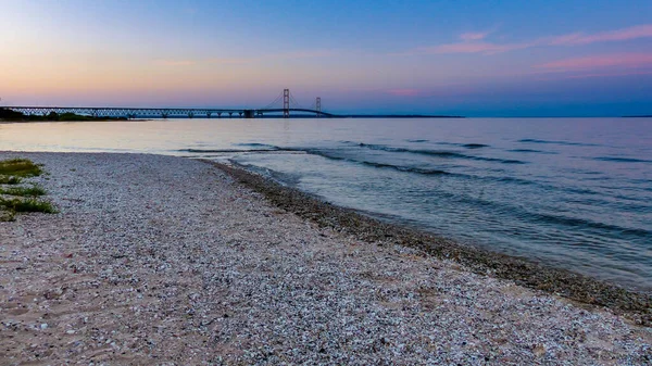Mackinac Köprüsü 'nde yaz günbatımı - Michigan