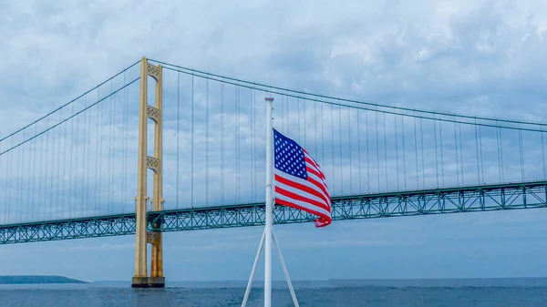 Mackinac Köprüsü 'nde yaz gündoğumu - Michigan
