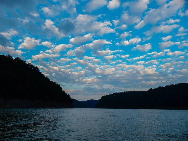 Cumberland Gölü üzerinde günbatımı yansıması - Kentucky