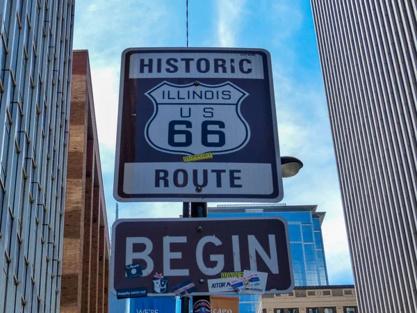 Trafik levhası 66 Chicago Illinois güzergahının başlangıcını gösteriyor.