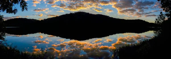 印第安纳州布朗县日落时的湖景 — 图库照片