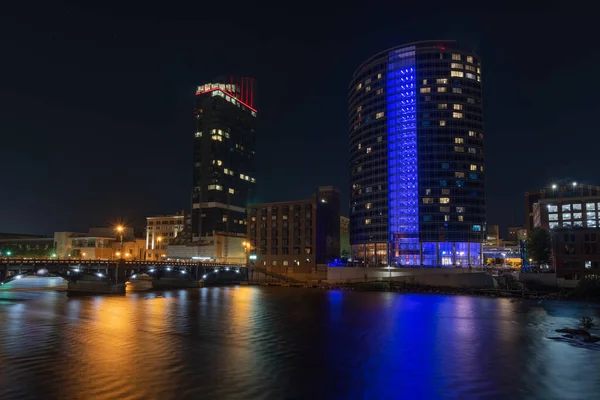 Vista Del Horizonte Grand Rapids Desde Río Por Noche Michigan —  Fotos de Stock