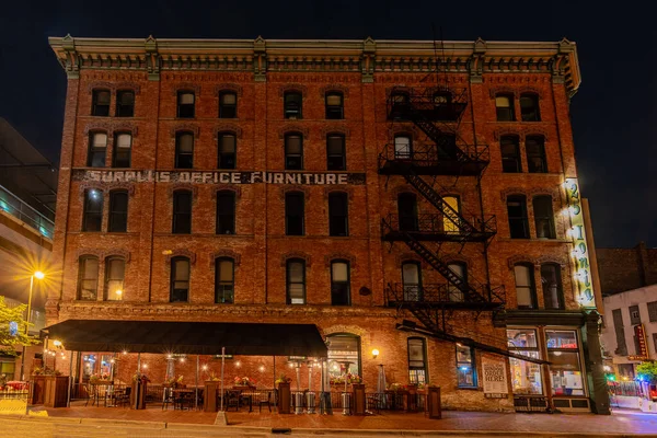 Geceleyin Grand Rapids tarihi binasının görüntüsü - Michigan - ABD