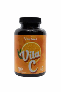 Dubai, Birleşik Arap Emirlikleri - 29 Ekim 2020: 100 adet C vitamini tableti içeren izole edilmiş bir şişenin resimli editörü.