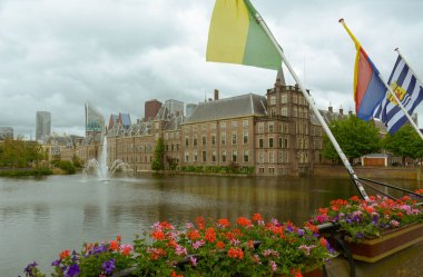 Bulutlu bir günde Binnenhof Kalesi, Lahey şehir merkezinde Hofvijver Gölü 'nün yanında (Den Haag). Hollanda parlamento binası Hollanda 'nın Lahey kentinde yer alıyor..