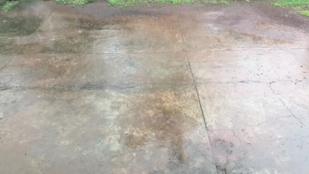 Gotas Lluvia Golpeando Suelo Hormigón Durante Los Monzones Ciudad Costera — Vídeos de Stock