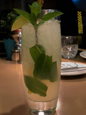 Mojito kokteylini limonlu, naneli ve buzlu bardakla tazeliyorum. Sıcak yazlar için soğuk bir içecek..