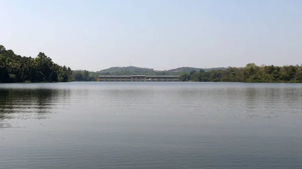 インドのケーララ州のサテカドで 川の年間を通して遠くに見られるMullaperiyaru Dam — ストック写真