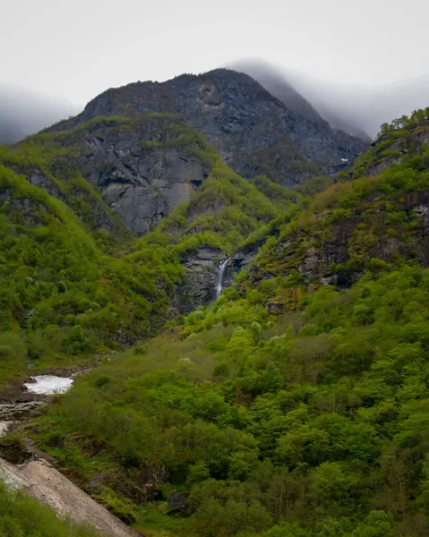 Overcast Day Fog Covered Mountains Small Beautiful Waterfall Right Middle — Stock Photo, Image