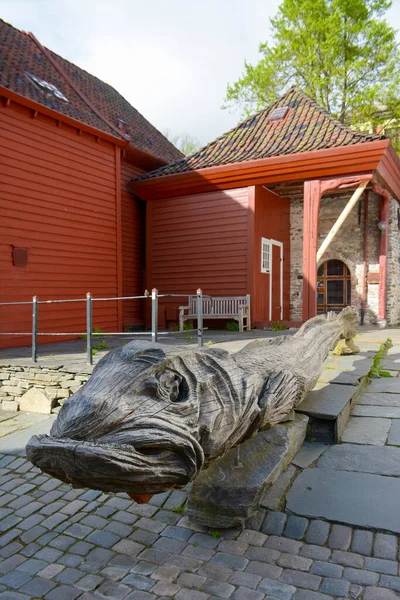 Bergen Deki Tarihi Hanseatic Rıhtımında Büyük Ahşap Oymalı Bir Balık — Stok fotoğraf