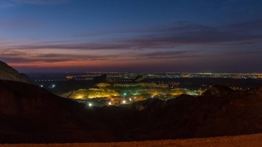 Al Ain şehrinin güzel manzarası Jebel Hafeet dağının tepesinden Birleşik Arap Emirlikleri 'ndeki Al Ain şehrinde. Gün batımında şehrin manzarası.