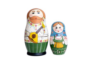 Beyaz arka planda anne ve babasıyla Matryoshka bebek ailesinin tam bir dizisi. Tahta bebekler. Rus Babuşka bebek seti.