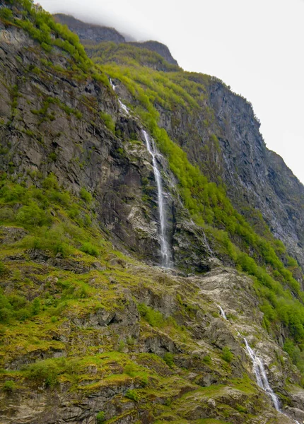 Air Terjun Kecil Yang Minim Sisi Gunung Pemandangan Air Terjun — Stok Foto