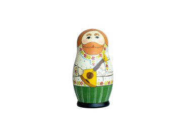 Renkli bir Matryoshka, beyaz arka planda tahta bebek istifliyor..