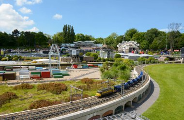 Lahey, Hollanda - 20 Mayıs 2017: Hollanda 'nın Lahey, Hollanda' daki Madurodam kentinde minyatür trenler ve diğer ünlü şehir eğlenceleri.