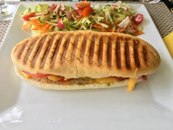 Сэндвич Ветчиной Сыром Подаваемый Свежим Овощным Салатом Белой Тарелке — стоковое фото