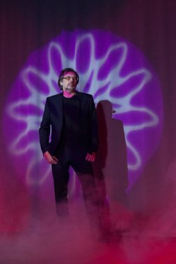 Klasik takım elbiseli orta yaşlı bir adamın portresi.