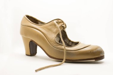 Beyaz arka planda eski bir Flamenko ayakkabısı