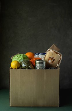 Servis malzemeleri, dükkan teslimatından alınan yiyecek kutuları. Karantina izolasyon gönüllüleri yardım edecek. Covid Coronavirus evde kalıp konsept çizim yapıyor. Boş metin kopyalama alanı