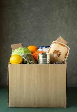 Servis malzemeleri, dükkan teslimatından alınan yiyecek kutuları. Karantina izolasyon gönüllüleri yardım edecek. Covid Coronavirus evde kalıp konsept çizim yapıyor. Boş metin kopyalama alanı