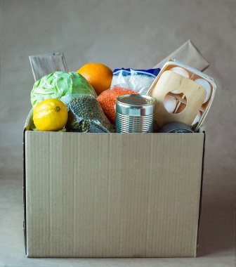 Servis malzemeleri, dükkan teslimatından alınan yiyecek kutuları. Karantina izolasyon gönüllüleri yardım edecek. Covid Coronavirus evde kalıp konsept çizim yapıyor. Boş metin kopyalama alanı