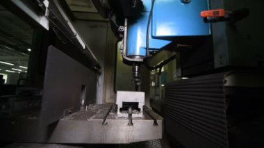 Metal parçası üretilmiş çelik metal torna makinesi motoru, teknoloji işletim süreci endüstrisi fabrika üretimi. Ham ürün malzeme deposu. Uzman mühendis elleri