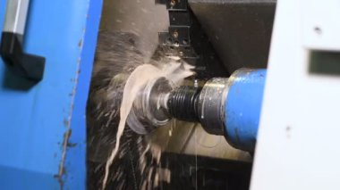 Metal parçası, soğutucu sıvı soğutuculu, büyük dönüşümlü metal torna makinesi motoruyla üretiliyor. Teknoloji işletim sistemi fabrikası. Ham ürün malzeme deposu