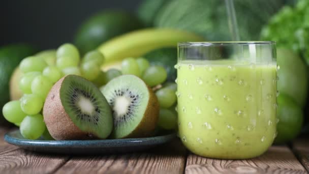 Bebida Smoothie Espessura Saborosa Verde Com Sementes Derramando Vidro Misturando — Vídeo de Stock