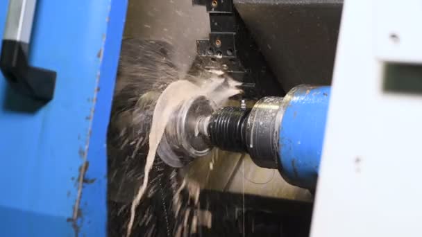 冷却液体冷却と大きな旋削ドリル鋼金属旋盤機械エンジンで製造された金属部品 技術操作プロセス産業製造工場工場 生産設備倉庫 — ストック動画