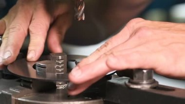 Metal parçası üretilmiş çelik metal torna makinesi motoru, teknoloji işletim süreci endüstrisi fabrika üretimi. Ham ürün malzeme deposu. Uzman mühendis elleri