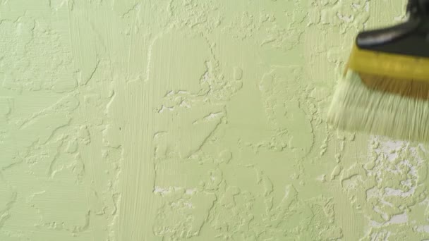 Lentamente Pintando Parede Branca Verde Escova Larga Melhorar Casa Plana — Vídeo de Stock