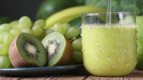 Bebida Smoothie Espessura Saborosa Verde Com Sementes Derramando Vidro Misturando — Vídeo de Stock