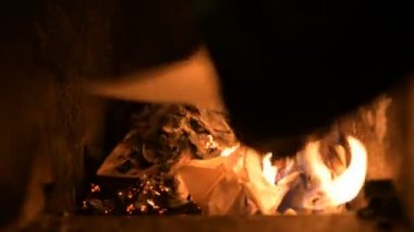 Alev alev yanan eski şömineyi ısıtan odun kütükleri, kağıt mektuplar, belgeler, kitap taslakları karanlık alacakaranlık kömür kül külleri.